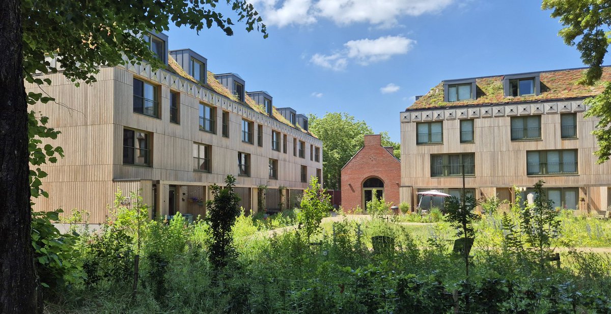 NandaSluijsmans's tweet photo. #Hortus Ludi in #Nijmegen van #ArchitectuurMAKEN. Zo sterk!π€©
Grotendeels #houtbouw, #groene dakenπ±, kleine privΓ©-tuinen Γ©n een grote groene binnentuin voor #regenwateropvang π§ en koelteβοΈ.
Die vierkantjes met gaten zijn #nestkastenπ¦π¦....zoveel moois aan deze bebouwing! https://t.co/YF5N4HNYdY