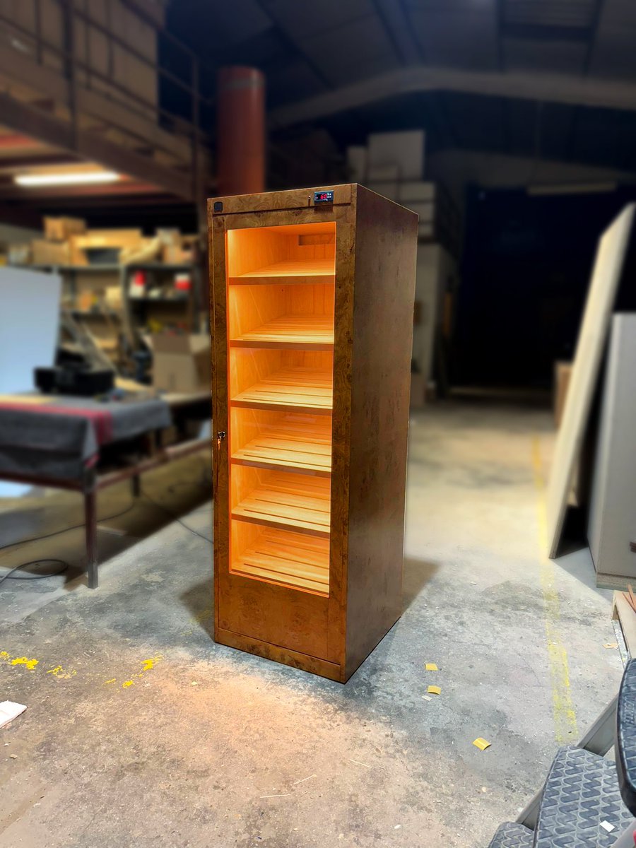 HumidoresWacota's tweet photo. La exclusiva raíz de roble aporta elegancia y belleza al humidor Imperial, confiriéndole un toque clásico y distintivo que realza su modernidad y singularidad.
#HumidoresWacota
#oakroot
#humidor
#humidores
#Handcrafted
#CigarAficionado
#LuxuryLifestyle https://t.co/BdHcb6WGZd