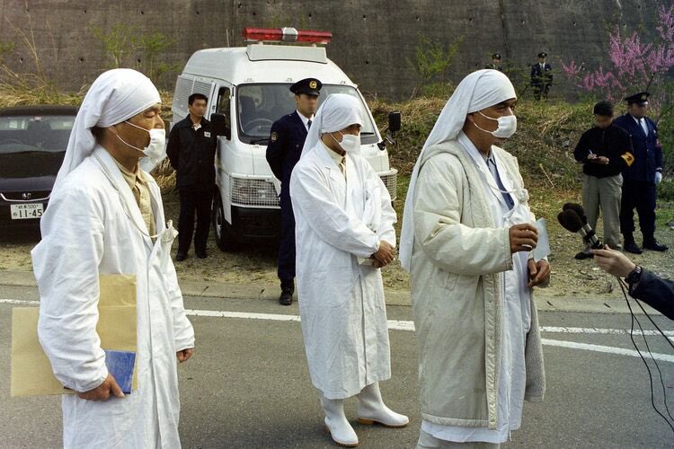 lolitascak3's tweet image. ที่ญี่ปุ่นเกิดคดีประหลาด ทั่วประเทศเกิดเหตุการณ์รถติดจนประชาชนเดือดร้อน ทางการญี่ปุ่นต้องส่งตำรวจกว่า 300 คนมาคุม เมื่อมีขบวนรถตู้สีขาวของกลุ่มคนที่เรียกตัวเองว่า ‘หมอ’ ขับปิดถนน ที่แปลกมากคือรถตู้พวกนี้มีสัญลักษณ์วงกลมก้นหอยติดทั่วทั้งคัน! (มีต่อ)