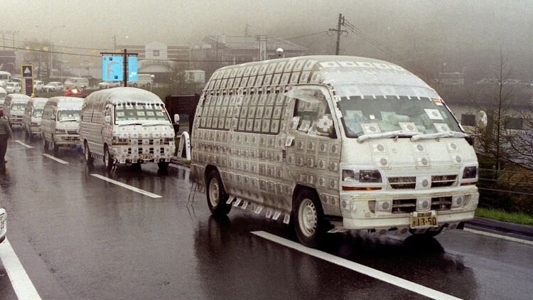 lolitascak3's tweet image. ที่ญี่ปุ่นเกิดคดีประหลาด ทั่วประเทศเกิดเหตุการณ์รถติดจนประชาชนเดือดร้อน ทางการญี่ปุ่นต้องส่งตำรวจกว่า 300 คนมาคุม เมื่อมีขบวนรถตู้สีขาวของกลุ่มคนที่เรียกตัวเองว่า ‘หมอ’ ขับปิดถนน ที่แปลกมากคือรถตู้พวกนี้มีสัญลักษณ์วงกลมก้นหอยติดทั่วทั้งคัน! (มีต่อ)