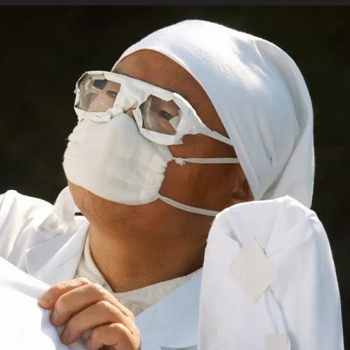 lolitascak3's tweet image. ที่ญี่ปุ่นเกิดคดีประหลาด ทั่วประเทศเกิดเหตุการณ์รถติดจนประชาชนเดือดร้อน ทางการญี่ปุ่นต้องส่งตำรวจกว่า 300 คนมาคุม เมื่อมีขบวนรถตู้สีขาวของกลุ่มคนที่เรียกตัวเองว่า ‘หมอ’ ขับปิดถนน ที่แปลกมากคือรถตู้พวกนี้มีสัญลักษณ์วงกลมก้นหอยติดทั่วทั้งคัน! (มีต่อ)