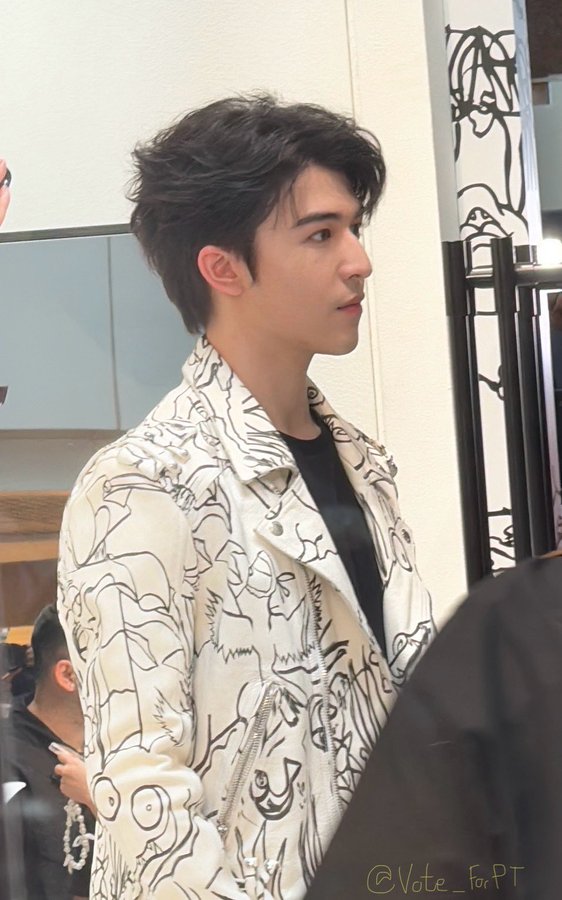 Paipaimylove9's tweet photo. PATRICK X #BALMAIN =
EXPENSIVE MAN 

Brand friend of BALMAIN หนุ่มน้อยอายุ 20 ปี ทั้งหล่อ ทั้งเท่ห์ เป็นหนุ่มฮอตแฟชั่นดี แต่งตัวเก่ง มีสไตล์สุดชิคผู้มากับความเท่ห์ชุดใหญ่และมีสไตล์เป็นของตัวเอง 

Patrick Balmain The Lion King
#Patrick_BalmainxDisney
#BALMAINxTHELIONKING @Balmain https://t.co/kEaUHCy4qO