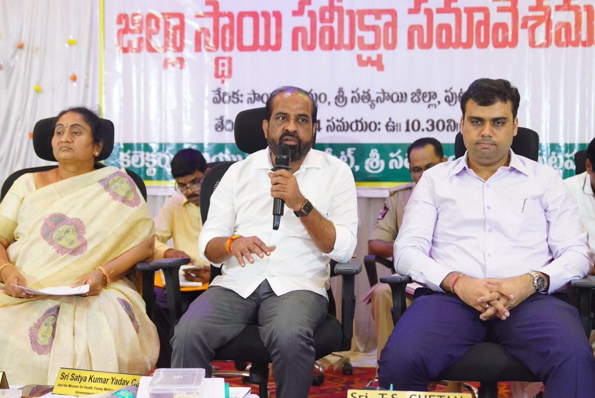 satyakumar_y's tweet photo. సత్యసాయి జిల్లా కేంద్రం పుట్టపర్తిలోని సాయి ఆరామంలో నిర్వహించిన జిల్లా స్థాయి సమీక్షా సమావేశంలో రాష్ట్ర బీసీ సంక్షేమ శాఖ మంత్రివర్యులు శ్రీమతి సబిత గారితో కలిసి పాల్గొన్నాను. జిల్లా సర్వతోముఖావృద్ధికి తీసుకోవాల్సిన చర్యలు, చేయాల్సిన కార్యక్రమాల గురించి వివరించాను. అవసరమైన సలహాలు, సూచనలు ఇచ్చాను. 

అన్ని సహజ వనరులు ఉన్నప్పటికీ దశాబ్దాలుగా వెనబడిన ప్రాంతం సత్యసాయి జిల్లా. సత్యసాయి ట్రస్ట్​, దార్శనికత, పరిణతి కలిగిన కొందరు నాయకుల వల్ల కొంత అభివృద్ధి చెందినప్పటికీ మిగిలిన జిల్లాలతో పోలిస్తే ఇప్పటికీ వెనకబడే ఉంది. దీన్ని అధిగమించేందుకు, జిల్లాను అభివృద్ధి పథంలో నడిపేందుకు చేయాల్సిన కార్యక్రమాల గురించి వివరించాను. 

కేంద్రం పథకాలు, గ్రాంట్స్​ను సమర్థంగా ఉపయోగించుకోవడం, అర్హులందరికీ సంక్షేమ ఫలాలు అందేలా చూడడంలో అధికారులు వ్యవహరించాల్సిన తీరును గుర్తుచేశాను. ప్రజల అవసరాలు, ఆశలు, ఆకాంక్షలు తీర్చేలా పనిచేయాలని సూచించాను. కేవలం సంక్షేమానికే పరిమితం కాకుండా అభివృద్ధి మీద దృష్టి పెట్టాలని కోరాను. జిల్లాలో విస్తారంగా ఉన్న కనెక్టివిటీ, భూములను ఉపయోగించుకొని పరిశ్రమలు తీసుకువచ్చేలా తద్వారా ఉపాధి కల్పించేలా పనిచేయాలని సూచించాను. 

జిల్లా అభివృద్ధి విషయంలో అధికారులకు పూర్తి స్వేచ్ఛ ఉంటుందని చెప్పాను. ప్రజాసంక్షేమం, అభివృద్ధి విషయంలో గౌరవ ప్రధాన మంత్రి శ్రీ నరేంద్ర మోదీ గారు, గౌరవ ముఖ్యమంత్రి శ్రీ నారా చంద్రబాబు నాయుడు గారిని ఆదర్శంగా తీసుకొని ముందుకు సాగాలని కోరాను. ప్రజా ప్రతినిధులు, అధికారులు కలిసికట్టుగా జిల్లాను అభివృద్ధి చేసి, ఆదర్శవంతంగా తీర్చిదిద్దాలని సూచించాను.
#Srisatyasai #Healthminister @satyakumar_y @narendramodi @ncbn