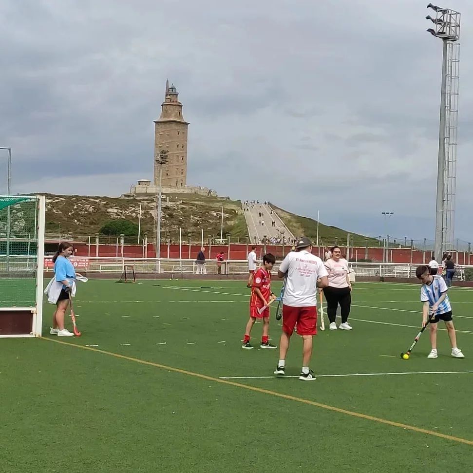 FundEmalcsa's tweet photo. Este sábado 13 de xullo de 10 a 14h, o @AthleticCoruna celebra o fin da tempada coa IV edición do seu #TorneoInclusivo no campo de #hockey da Cidade Deportiva da Torre🏑 

➡️ Esta actividade forma parte do programa Deporte Solidario e Inclusivo da Fundación Emalcsa. https://t.co/bZbTuwszE2
