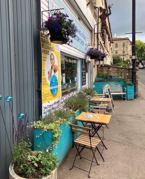 BathAquaGlass's tweet image. While the rain holds off, our outside seating is perfect for an alfresco lunch!

Join us on you lunch break or grab &amp;amp; go from our takeaway food fridge!

l8r.it/7djv

#bathcafe #bestofbath #cafelife #alfrescodining #bathartisanquarter