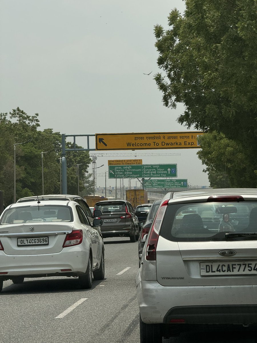ShrutiMC's tweet photo. @dtptraffic 
Daily Traffic Jam NH48 Mahipalpur till Dwarka Expressway cut 10-15 mins
Cars going from right to left lane causing Jam
Multiple Signage needed for people to keep left for Dwarka Expressway
#urgent #attention needed https://t.co/mLoQX1MVVq