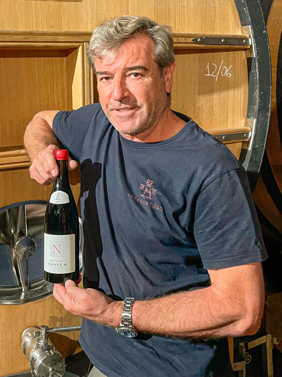 José Mª Vicente dirige la bodega familiar Casa Castillo (Jumilla), consiguiendo expresiones muy refinadas de la monastrell. Cuvée N 2019 es uno de sus vinos más destacados. Un tinto con muy buena guarda que seduce por su elegancia y equilibrio. #vinodeldía bit.ly/3z4aXuA