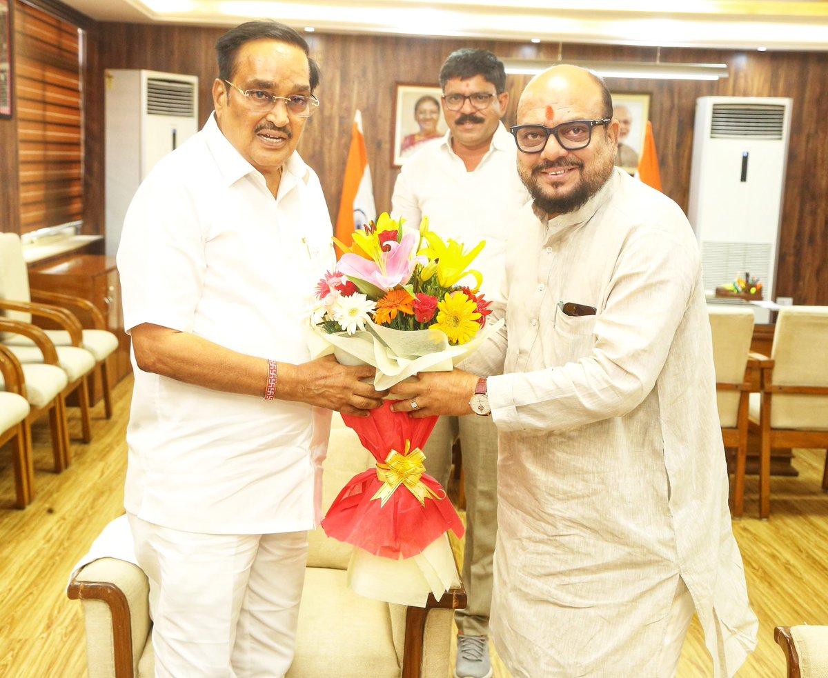 CRPaatil's tweet photo. आज दिल्ली में महाराष्ट्र के जल आपूर्ति और स्वच्छता विभाग के राज्य मंत्री श्री @GulabraoRPatil जी एवं राज्य और विभाग के वरिष्ठ पदाधिकारियों के साथ जल जीवन मिशन एवं स्वच्छ भारत मिशन ग्रामीण की समीक्षा बैठक सफलता पूर्वक संपन्न हुई।

मुझे विश्वास है कि इस बैठक के बाद महाराष्ट्र के घरों में शुद्ध पेयजल की उपलब्धता बढ़ेगी और गाँवों में स्वच्छता से ग्रामीण लोगों का स्वास्थ्य और बेहतर बनेगा। इसके साथ ही, नए रोजगार के अवसर उत्पन्न होंगे, जिससे हम विकसित भारत की दिशा में मजबूती से आगे बढ़ेंगे।

माननीय प्रधानमंत्री श्री @narendramodi सर के नेतृत्व में हमारा मंत्रालय जल जीवन मिशन और स्वच्छ भारत मिशन ग्रामीण को सफल बनाने के लिए प्रतिबद्ध है। 

#JalJeevanMission #SwachhBharatMission #GraminVikas #MaharashtraDevelopment 
@PMOIndia
