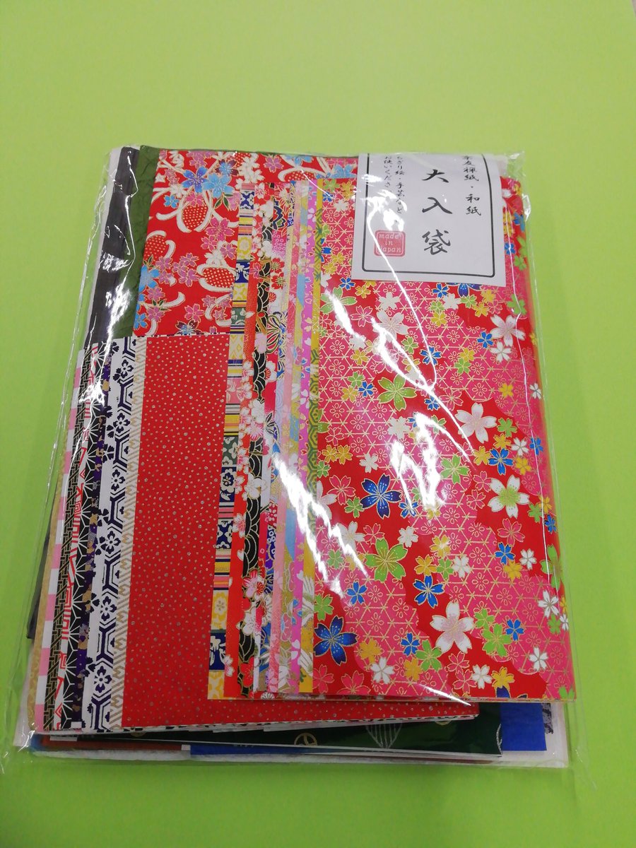ShuhodoT's tweet photo. まずはこちら！
天一堂さんの京友禅紙、和紙の大入袋です。
ホントにたくさん入っていて、何に使おうかなぁ？と楽しくなっちゃいます🎵
900円＋税です。 https://t.co/2GWdLt46tY