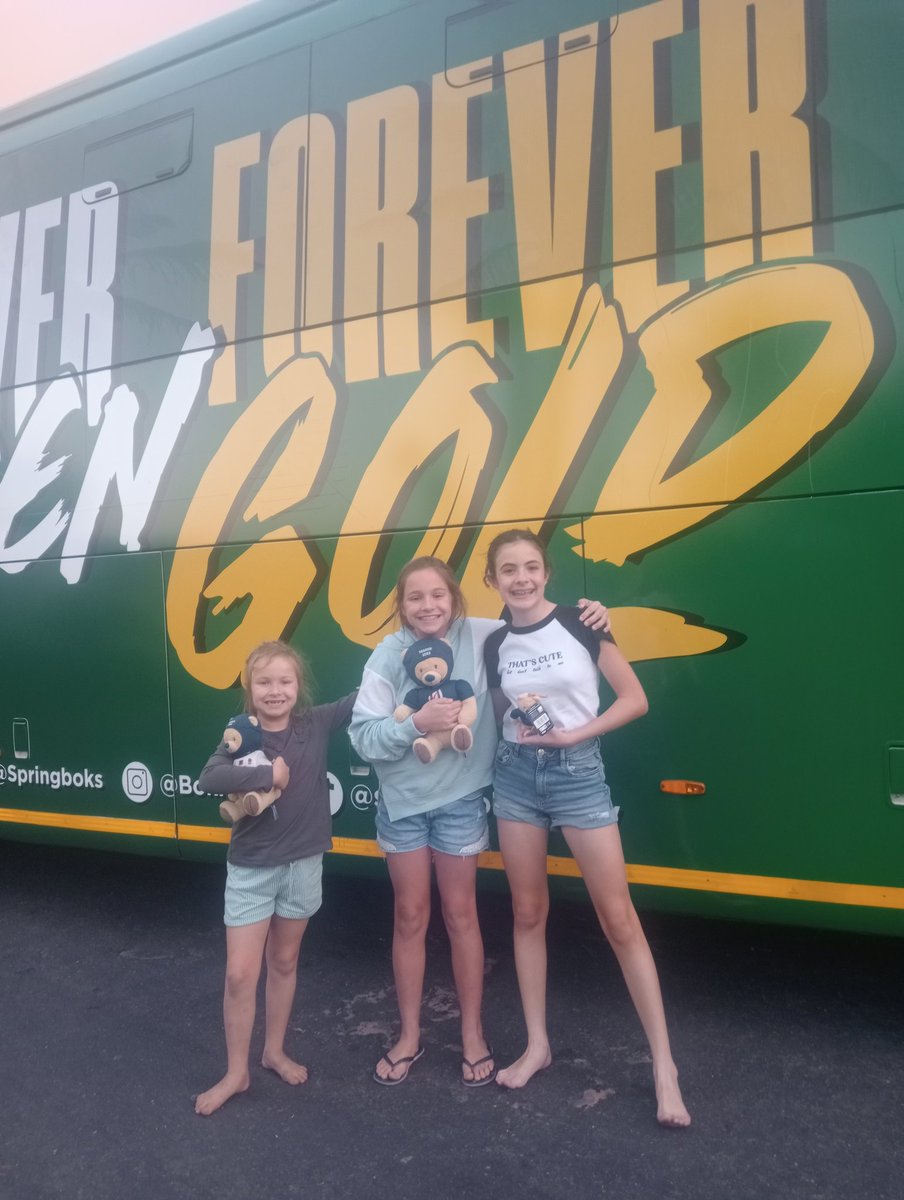 MillerNatasha79's tweet photo. @Springboks @SmithKwagga @CheslinKolbe @fafdeklerk  our girls were hoping to see you at Beverley Hills yesterday afternoon but we're so happy to even just see the bus!  
Good luck for Saturday, we will all be there to support the Best Tem in the world!!!! https://t.co/aWI8PH0ASr