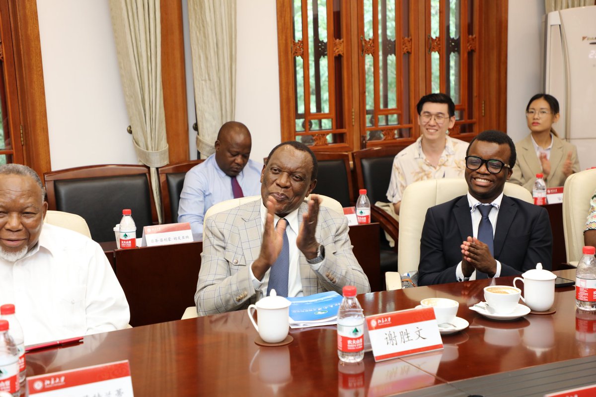 JosephMendoo's tweet photo. Welcome to H.E Kgalema Petrus Motlanthe former president of the Republic of South Africa and the former first lady #workingsessions #China-South-Africa https://t.co/tqJpa8ZLnV
