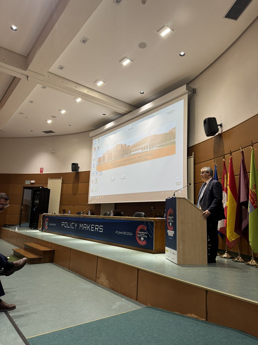 🔴 Comenzamos en el Seminario IA en las estrategias nacionales de #ciberseguridad  en el marco del Cybersecurity Summer Bootcamp (#CSB2024) y en el que <a href="/AMETIC_es/">AMETIC</a> participa en una mesa redonda. 
▶️ inaugura Miguel Ángel Cañada, responsable del NCC -ES en <a href="/INCIBE/">INCIBE</a>