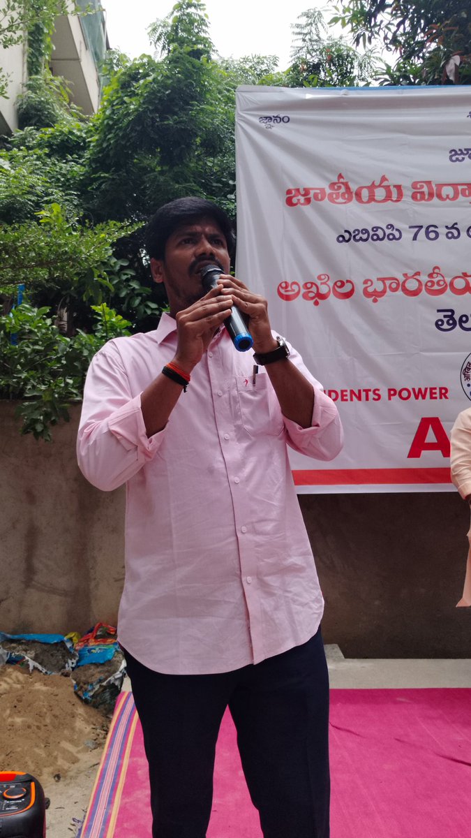 ABVPTelangana's tweet photo. జాతీయ విద్యార్థి దినోత్సవం మరియు 76వ ఎబివిపి ఆవిర్భావ దినోత్సవ వేడుకలు స్ఫూర్తి చాత్రశక్తి భవన్ ఎబివిపి ప్రాంత కార్యాలయంలో ఘనంగా జరిగాయి. ఈ కార్యక్రమానికి ముఖ్య అతిథులుగా తెలంగాణ ప్రాంత కార్యాలయ కార్యదర్శి శ్రీ సాయి నాగేంద్ర గారు , భాగ్యనగర మహా నగర సంఘటన కార్యదర్శి శ్రీ రాజశేఖర్ గారు  సాందీపని సహా సంపాదకులు శ్రీ దేవేందర్ గారు పాల్గొన్నారు అనంతరం అందరు పుష్పార్చన చేసి ప్రాంత కార్యాలయ కార్యదర్శి శ్రీ సాయి నాగేంద్ర గారు ఎబివిపి జెండా ఆవిష్కరణ చేసి వందేమాతరం ఆలపించారు. విద్యార్థులను ఉద్దేశించి సాందీపని సహా సంపాదకులు శ్రీ దేవేందర్ గారు మాట్లాడుతూ విద్యార్థుల శ్రేయస్సు కొరకు 76 సంవత్సరాలుగా పని చేస్తున్న ఏకైక సంస్థ ఏదైనా ఉంటే అది ఎబివిపి మాత్రమే అలానే విద్యార్దులు కొరకు ఎప్పటికప్పుడు నూతన ఆలోచనలు, కార్యక్రమాలు చేస్తూ నిత్యం వాళ్ళతోనే కలిసి ఉండే సంస్థ ఎబివిపి. ఎందరో తునప్రాయంగా వారి జీవితాలను ఎబివిపి కోసమే అర్పించిన సంస్థ ఇది అటువంటి శ్రేష్ఠ గుణాలు ఆచరణలు కలిగిన సంస్థ ఎబివిపి అని వారు చెప్పారు. ఈ కార్యక్రమంలో ప్రణీత్, మౌనిక మరియు సతీష్ పాల్గొన్నారు.
