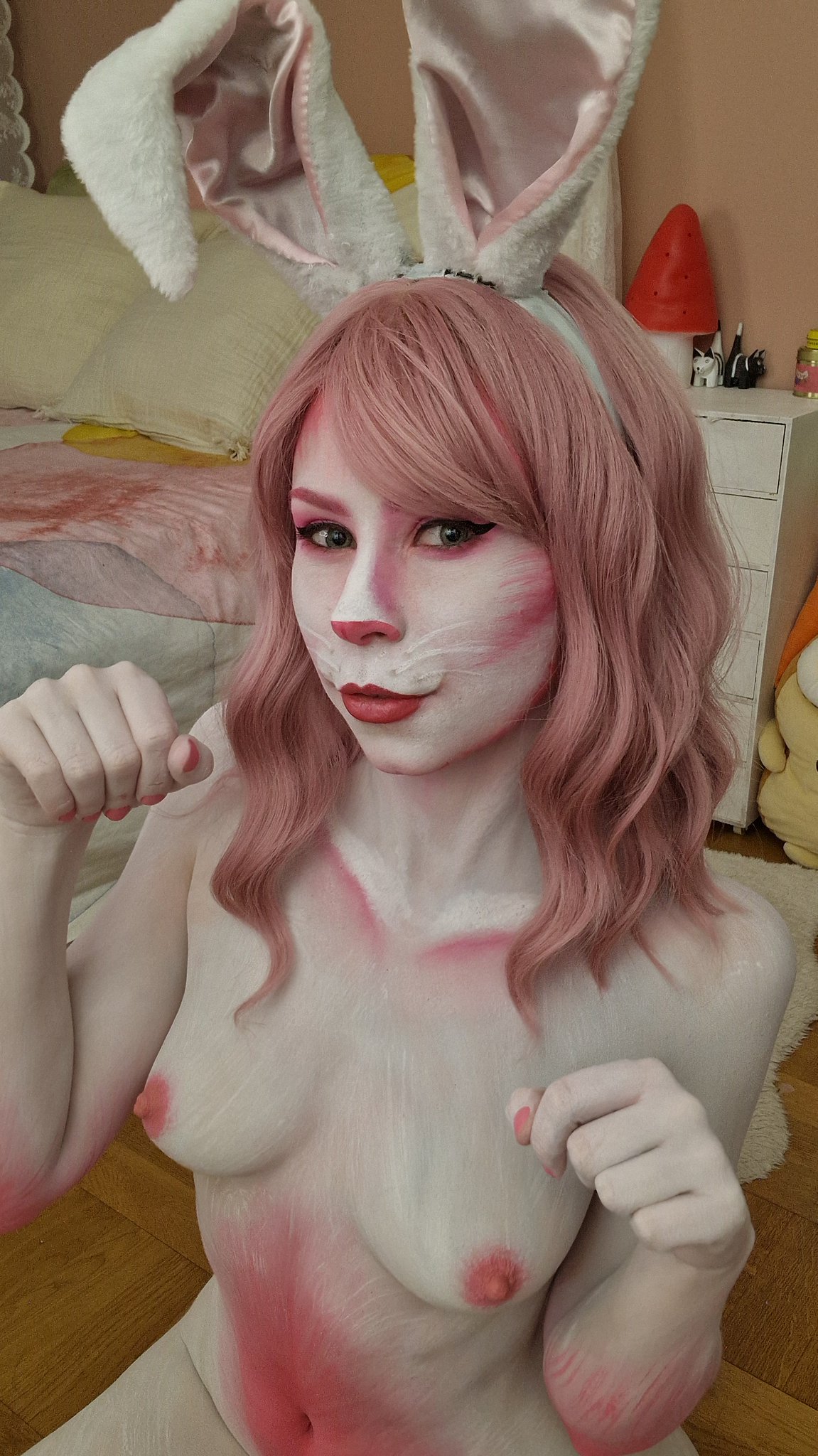 Posting pics and a video in my new bodypaint today🥵🐇 https://t.co/oPCI6hE50g https://t.co/djHoO6uxc3