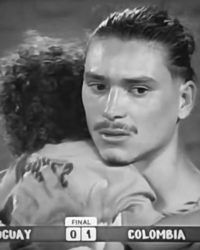 Tomou a atitude de proteger a sua mulher e o seu filho, que estavam a ser atacados pelos adeptos adversários, um ato normal de qualquer ser humano, estamos juntos Darwin ! ❤️🦅