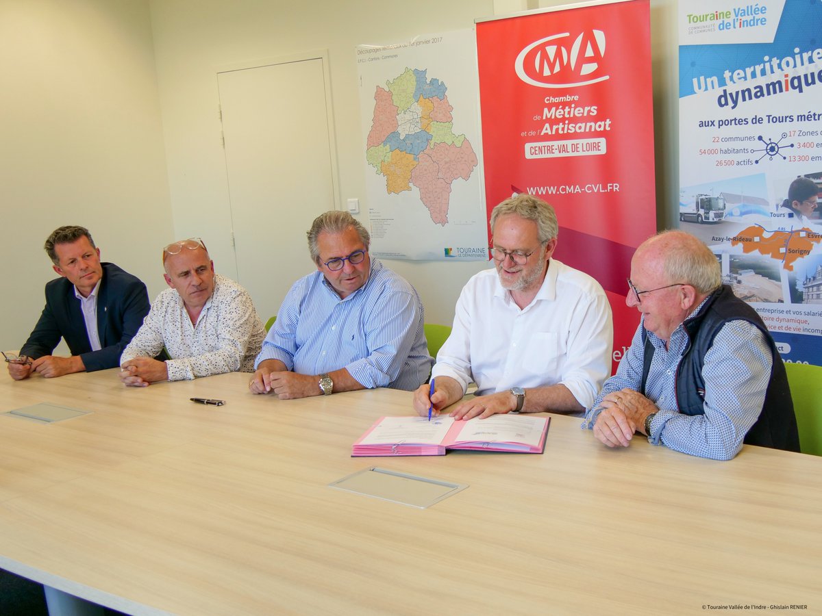Touraine Vallée de l’Indre et la <a href="/cmatours/">CMA d'Indre-et-Loire</a>  ont signé une convention afin de lancer les “Eco-défis” sur le territoire✍️ Une opération permettant aux professionnels d’obtenir le label “#Ecodefis des artisans et commerçants”🌱
🔗En savoir plus : comcomtvi.fr/pret-a-relever…