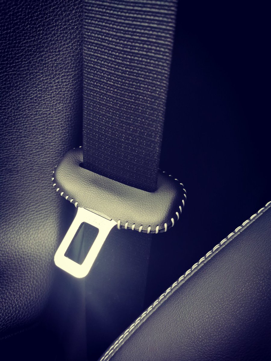 Gen_nextautumn's tweet photo. シートベルトカバーも本皮のものを取付けました。内側を両面テープで固定する簡素なものなので、寸分の狂いもなくピッタリと装着したい私にとって過酷なものでした。 https://t.co/1mG4cK6BbV