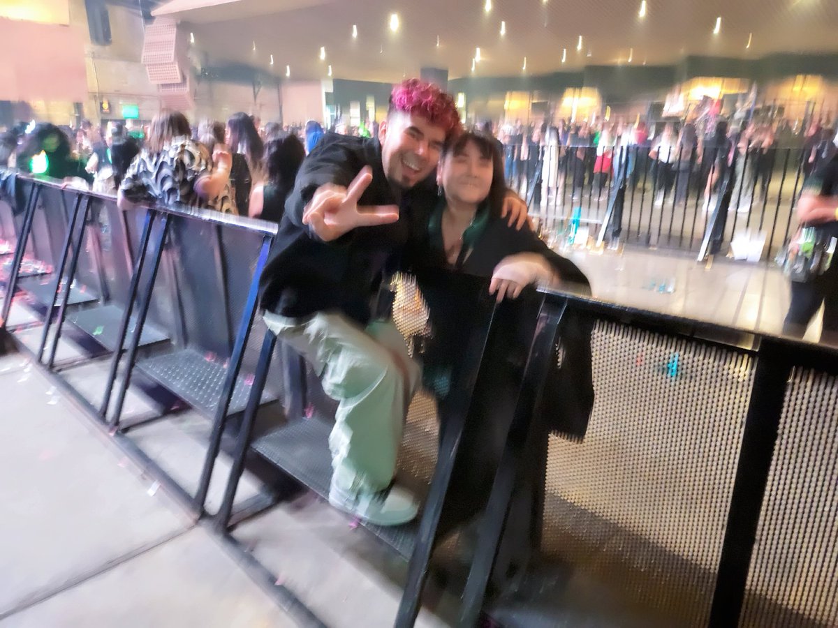 claudia83012598's tweet photo. Look who I found in Mexico for khj concert is @PonchoYezka A pleasure to meet him, he is very nice!
@khj_heneciatwt
@PonchoYezka
#lastdanceconcert https://t.co/cbkK6lg8fD