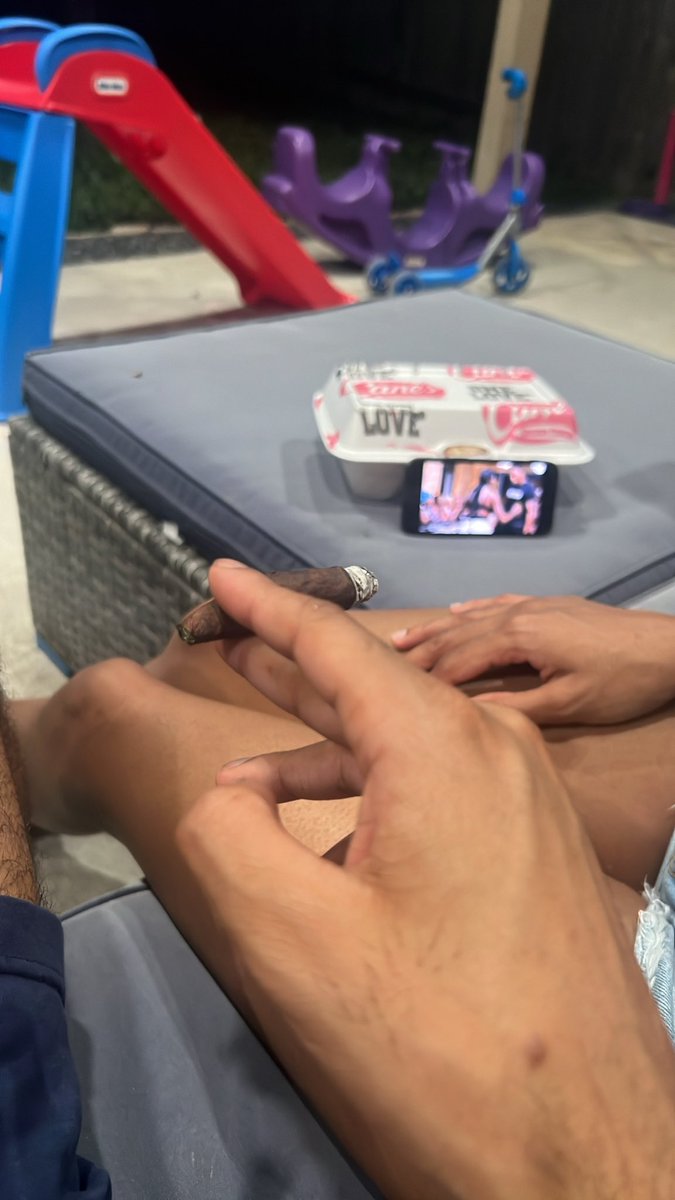 Don11x's tweet photo. Alright ig ill let yall see her leg🙄 https://t.co/lLfWrNRj8G