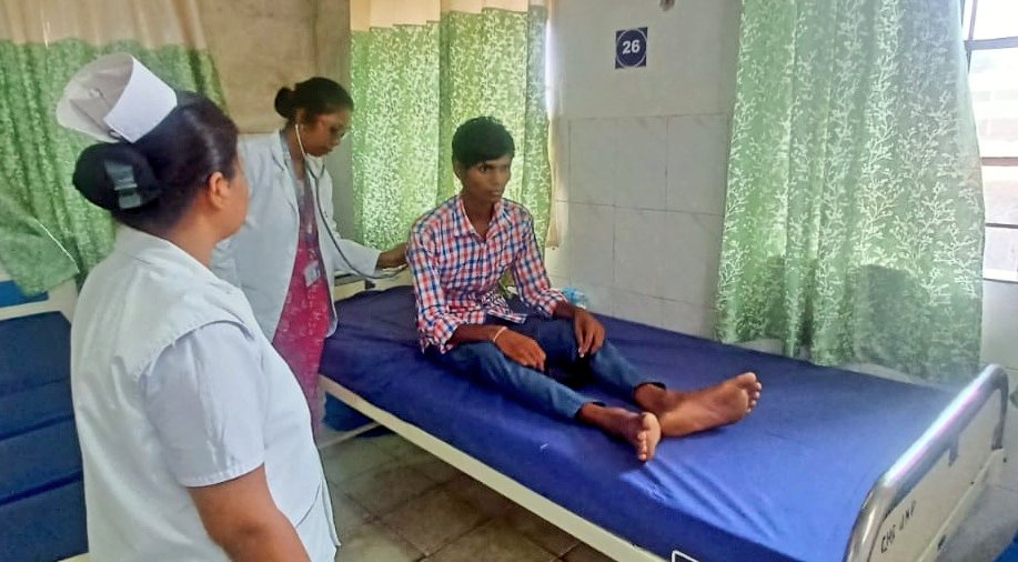 महोदय, मामले पर संज्ञान रखते हुए पीड़ित जेटेया दोराईबुरु को जगन्नाथपुर CHC लाकर भर्ती किया गया है तथा स्थानीय एमओआईसी के देखरेख में पर्यवेक्षण जारी है।.🙏