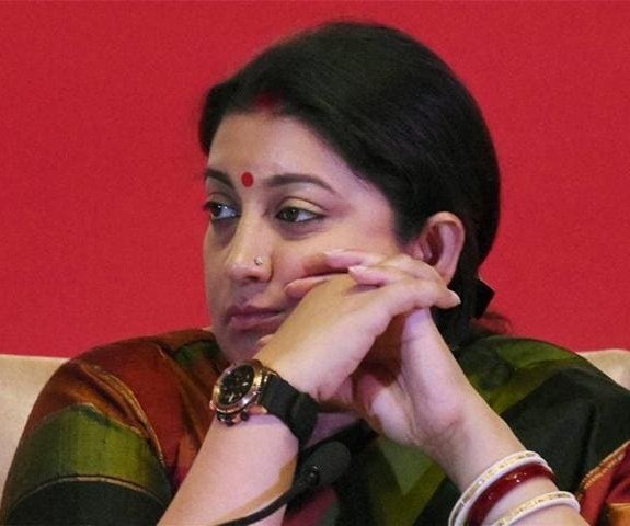 mr_mayank's tweet photo. KARMA ALERT 🚨

March 2023 : Smriti Irani mocked Rahul Gandhi when he had to vacate his bungalow after his MPship was revoked

11 July 2024 : Smriti Irani had to vacate her bungalow after facing embarrassing defeat by a Congress worker ⚡

This is BRUTAL KARMA 🔥🔥🔥 https://t.co/QNOs4xMSyx