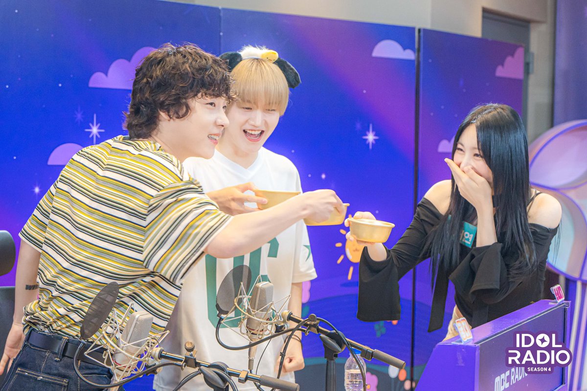 [#아이돌라디오4 앨범 240710]

📸EP#41. 뱀파이어지만 핫걸입니다 (스페셜DJ. 온앤오프 이션&amp;승준)

💬아돌라 이 사진을 묘사해줘
"이 사진은 샤아으크🦈 아기사자🦁 말티쥬우🐶 순으로 모인 동물의 숲으로 보입니다. 
셋이 모이니 귀여움이 세 배가 되어 지구를 세 번 뿌술 것으로 예상됩니다."