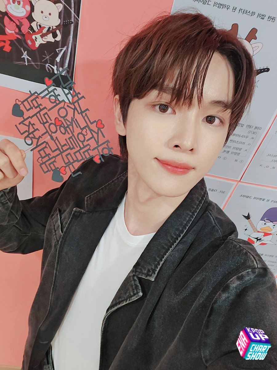 ena_kpopupshow's tweet photo. 🎲#RIIZE

94. 다음은 문제와 상관 없이 토퍼를 든
       순정즈의 사진이다. <보기> 중 옳은 것은?

<보기>
ㄹ. 브리즈라면 순정즈…🧡
ㅇ. 순정즈의 얼굴은 자비가 없다
ㅈ. 순정즈는 필승 조합이다

① ㄹ ② ㅇ ③ ㅈ ④ ㄹ, ㅇ, ㅈ

본방 D-1
7/12(금) 6:30PM ENA에서💌
@RIIZE_official https://t.co/GMW2PKFxdP