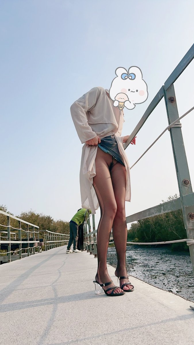 Mr01036743's tweet photo. 好想再去海邊勾引螃蟹….但是最近都不是午後雷陣雨.就是超級大的太陽公公….

#螃蟹呢
#路人呢
#褲褲呢
#烏雲烏雲快走開❤️ https://t.co/UAX9QDHChk