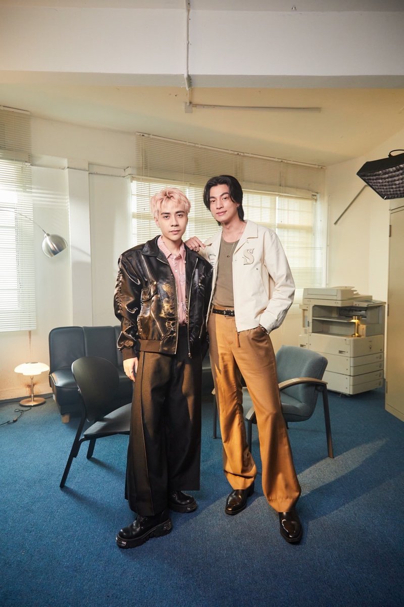 _24News_'s tweet photo. “กลัฟ-คณาวุฒิ” ปล่อยโปรเจคพิเศษ!ร่วมกับศิลปินเวียดนามชื่อดัง Quang Hùng MasterD ในเพลง “แค่เรา”

#GulfKanawut #MVแค่เรา #QuangHùngMasterD 

ไม่ปล่อยให้แฟนๆ ได้เหงาสำหรับหนุ่ม กลัฟ-คณาวุฒิ ไตรพิพัฒนพงษ์ ที่ล่าสุดเจ้าตัวปล่อยผลงานอีกหนึ่งชิ้นมาให้พี่ๆ ลูกบอลได้ติดตามกันกับโปรเจคพิเศษซิงเกิ้ลใหม่ล่าสุดในเพลง “แค่เรา” ซึ่งความพิเศษของเพลงนี้คือการคอลแลปกันระหว่างศิลปินเวียดนามชื่อดัง Quang Hùng MasterD โดยเพลงนี้เป็นการนำเพลงเวียดนามมาทำเป็นเวอร์ชั่นไทยครั้งแรก ซึ่งต้องบอกเลยว่าแค่เพียงปล่อย MVในวันแรกเมื่อวันที่ 10 กรกฎาคม แฟนๆ ทั้งไทยและอินเตอร์แฟนก็หวีดกันจนติดเทรนทวิตเตอร์ (X) อันดับ 1 ทั้งในไทยและพร้อมกันอีกหลายประเทศ และยังได้ทะยานสู่เทรนโลก งานนี้เรียกว่าไม่ว่าหนุ่มกลัฟจะปล่อยผลงานอะไรมาก็ปัง!ทุกอย่างจริงๆ 

หนุ่มกลัฟ ได้กล่าวความรู้สึกในครั้งนี้ว่า “การร่วมงานในครั้งนี้ถือว่าเป็นโปรเจคพิเศษที่ทำขึ้นมาเพื่อเซอร์ไพร์สแฟนๆ โดยเฉพาะ ตัวผมเองกับ Quang Hùng MasterD เราเคยร่วมงานกันมาแล้วตอนที่ผมไปจัดงานแฟนมีทที่ประเทศเวียดนาม ก็ได้เขามาเป็นแขกรับเชิญพิเศษ โดยโปรเจคนี้เราคุยกันมาสักพักแล้วว่าอยากทำเพลงคอลแลปกันเลยออกมาเป็นเพลง “แค่เรา” หรือ THUY TRIEU อ่านว่า "ทุ่ย เจียว" (thủy triều) ในภาษาเวียดนามซึ่งหมายถึงน้ำขึ้นน้ำลงหรือคลื่นน้ำครับ ซึ่งการทำงานในครั้งนี้สนุกมากครับ เนื้อหาเพลงก็เข้าใจง่าย ทั้งจังหวะดนตรีก็มีกลิ่นอายของเวียดนาม ผมมองว่าเป็นอีกหนึ่งเพลงที่การผสมผสานกันได้กลมกล่อมมากๆ หวังว่าแฟนๆ จะชอบกันนะครับ สามารถรับชม Official MV แบบเต็ม ๆ ได้แล้วที่ YouTube: Gulfkanawut และผมก็ขอฝาก “แค่เรา” ไว้ด้วยติดตามรับฟังเพลงกันได้ในทุกช่องทางสตรีมมิ่งนะครับ”  
ลิงค์เพลง : https://t.co/2ypO13Pi1c
