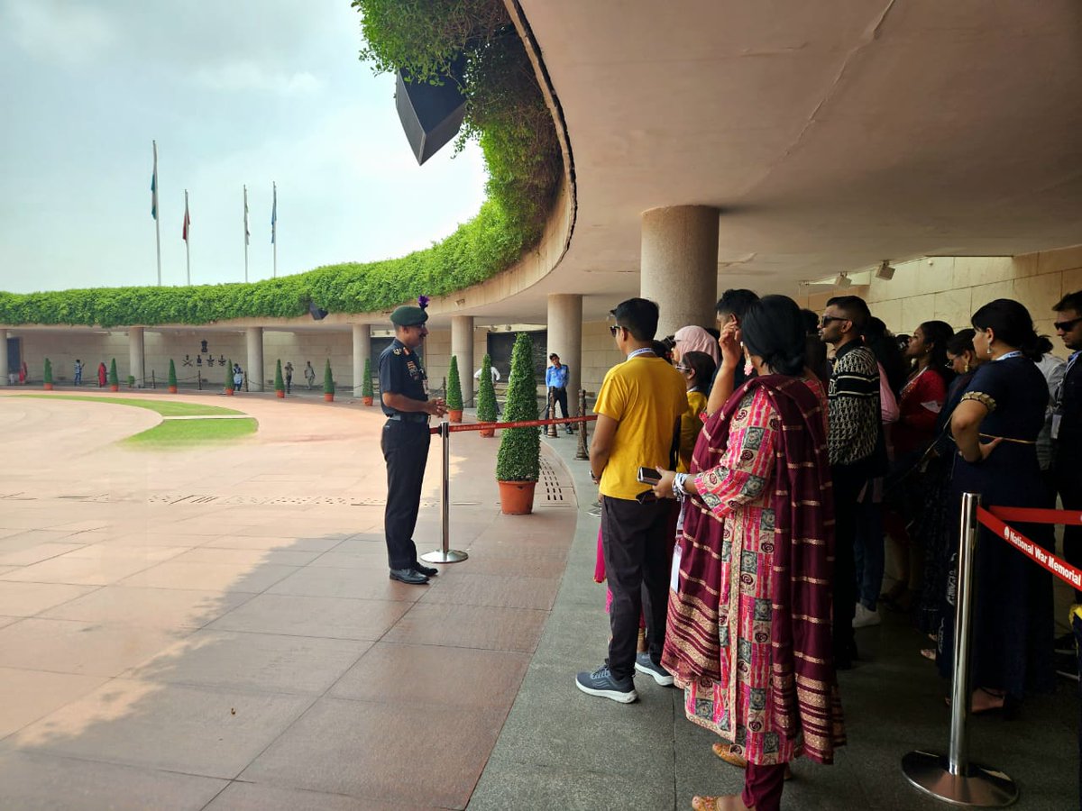 salute2soldier's tweet photo. On visiting the land of their ancestors, 39 youth of Indian #Diaspora from 9 countries, attending 75th edition of #KnowIndiaProgram under the aegis of @MEAIndia, were taken on guided tour of #NationalWarMemorial. The #youth also paid tributes to #Bravehearts of #IndianArmedForces https://t.co/rZdVWQRmNo
