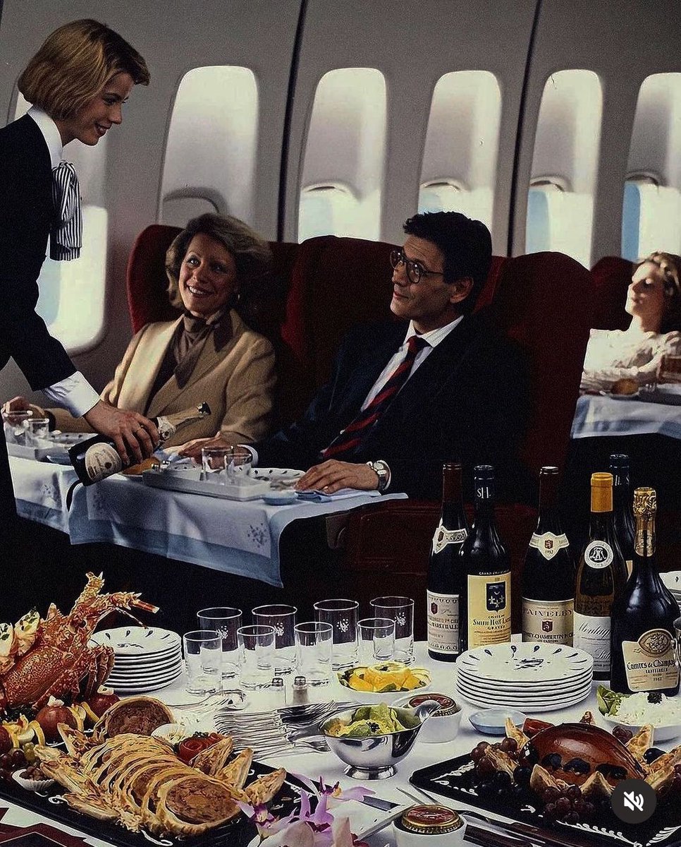 Voyagez dans le temps avec le Château Smith Haut Lafitte. Découvrez la sophistication et le luxe des voyages aériens d'époque, parfaitement complétés par l'élégance intemporelle de nos vins. À la santé des moments qui font l'histoire ! 

#ChateauSmithHautLafitte #ArtDeVivre #Vin