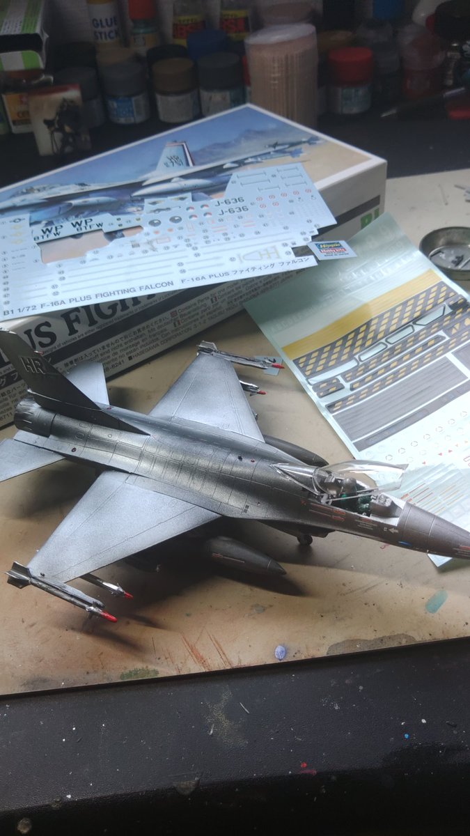 yuuna31960219's tweet photo. やっとパチ組みが完成した~💞
デカールが劣化してるから粉々なったり千切れたり。。。。
急遽キャンドゥのデカールに変更♪
後はジオラマ風にするから、あるパーツ発注~入荷待ちです♪それが来たら完成やね♥️
#ファイティングファルコン
#F16A
#戦闘機 https://t.co/zuly32gEcS