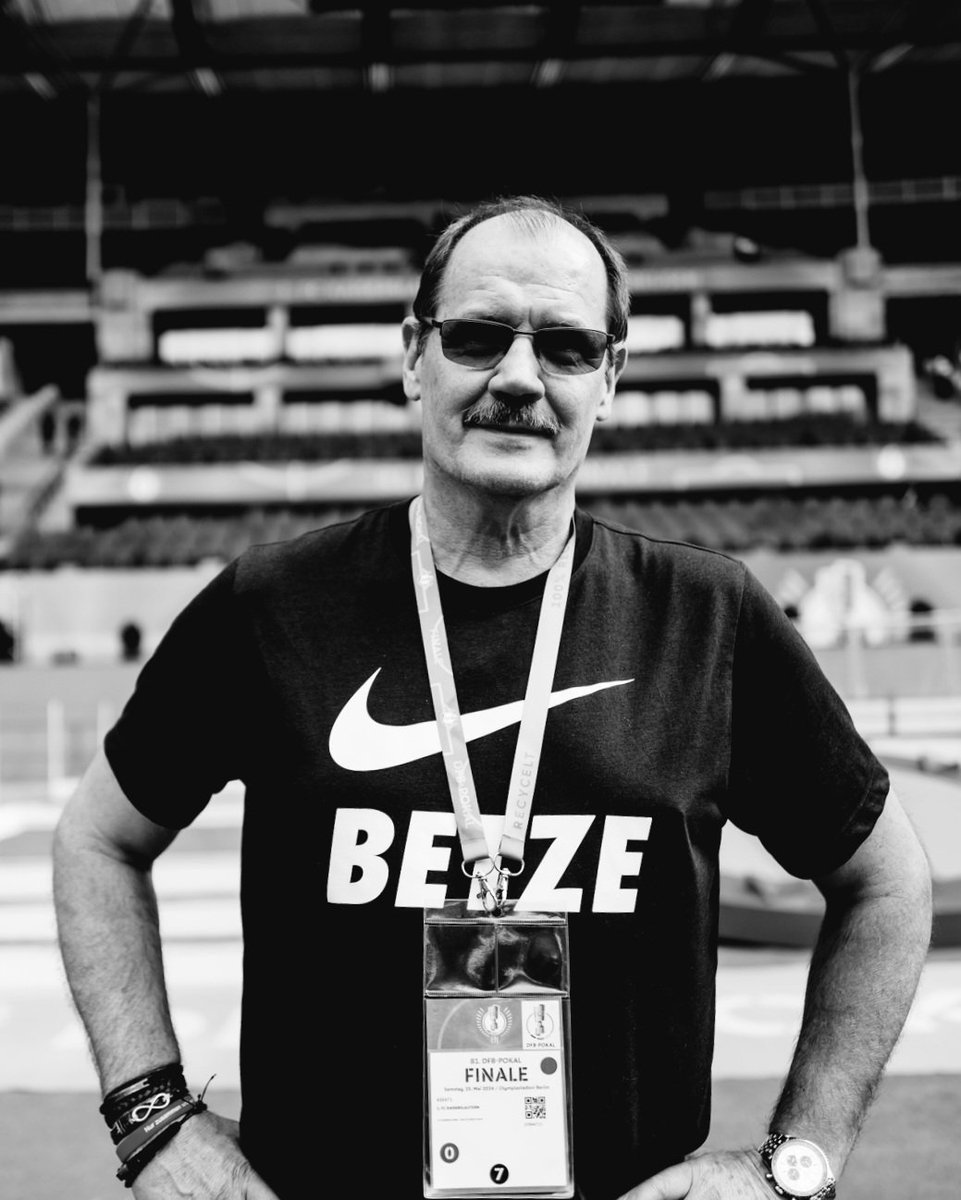 Rote_Teufel's tweet image. Der FCK steht unter Schock: Peter Miethe, langjähriger Zeugwart und gute Seele des Vereins, ist am gestrigen Mittwochabend im Trainingslager in Mals bei einem tragischen Unfall ums Leben gekommen. Unsere Herzen sind gebrochen.