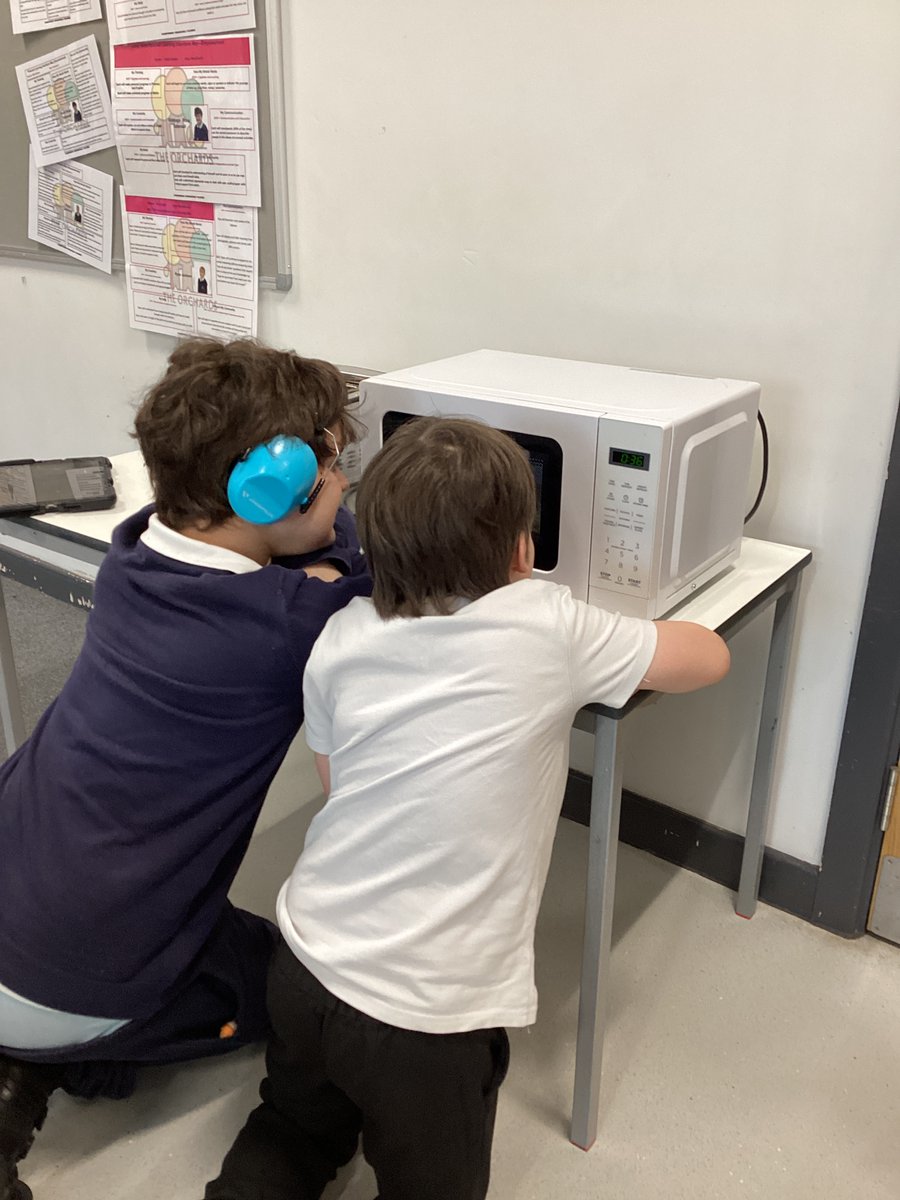 Orchards_School's tweet photo. Woodland 4 loved making Pizza Bagels. We used lots of the skills we have been practicing through the year (spreading, cutting and grating). It was really exciting to watch them cook in the microwave and even better to eat them! #livingskills #foodisfun @BrightFuturesET https://t.co/9U8N7dkTGL