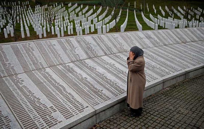 IveserVenezia's tweet photo. 11 luglio 1995
Le truppe serbo-bosniache comandate da Ratko Mladić entrano a #Srebrenica: inizia il massacro di oltre 8.000 civili, nell'indifferenza generale https://t.co/Sb6WF1fHeH