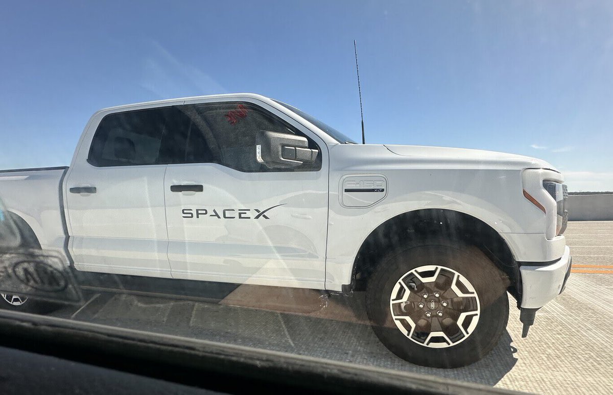 Mientras Elon Musk encasqueta a sus fanboys la Tesla Cyber💩 para sus empresas como Space X usa una camioneta de verdad como es la Ford F150 Lightning. Es un genio 🤣🤣🤣