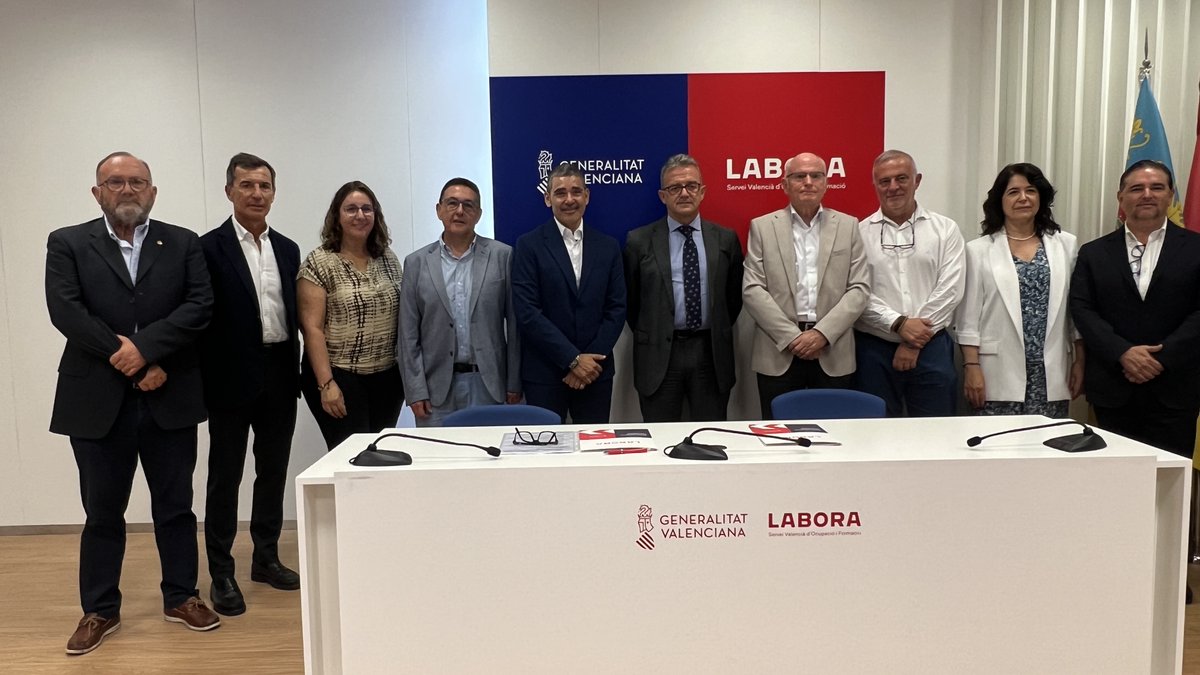 El secretario autonómico de Empleo @GVALabora, Antonio Galvañ, y el presidente de @UNEmadera, Pedro J. Payeras, han firmado un acuerdo de colaboración para impulsar la #FP de #madera y el #mueble 🪵🪑✒️

Se plasma así el inicio de futuras colaboraciones con el #CRNMaderayCorcho