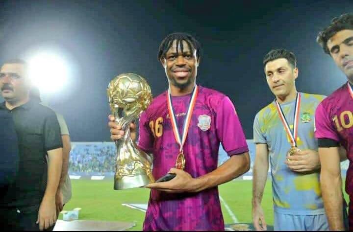 LnFoot's tweet photo. 🔴🇮🇶Félicitations au défenseur camerounais Salomon Banga Bidgeme (28 ans) qui remporte la Coupe d'Irak avec Al Shorta Sport, club de première division irakienne.🎉🏆🦁🇨🇲
#lnfoot #lionsenclubs #irak #trophe https://t.co/bXb59fT54S