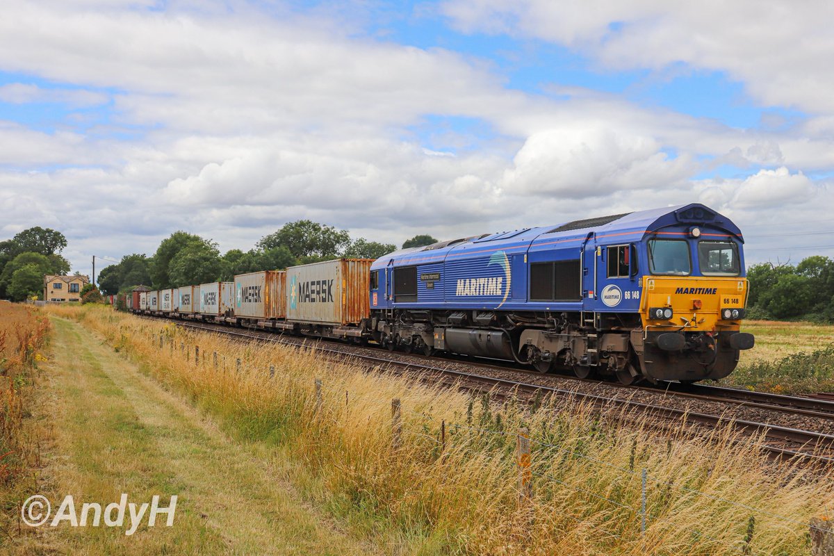 holtona72's tweet image. Blue #ShedWatch yesterday at Uffington. 66148 'Maritime Intermodal Seven' passing the old station house with 4L38 East Midlands Gateway to Felixstowe North @DBCargoUK intermodal working. #DBCargo #Class66 #Maritime 10/7/24