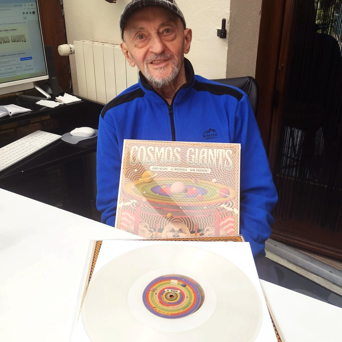 Third press of Cosmos Giants will be #available soon, thanks for the support from all around the #world.
Cheers #jankonilovic From #Paris ! 🫡

#records #vinyl #jjwhitefield #thesoulsurfers #album #funk #rock #psychedelic #music #Spotify 

Making-of : youtube.com/watch?v=jF8a6Z…