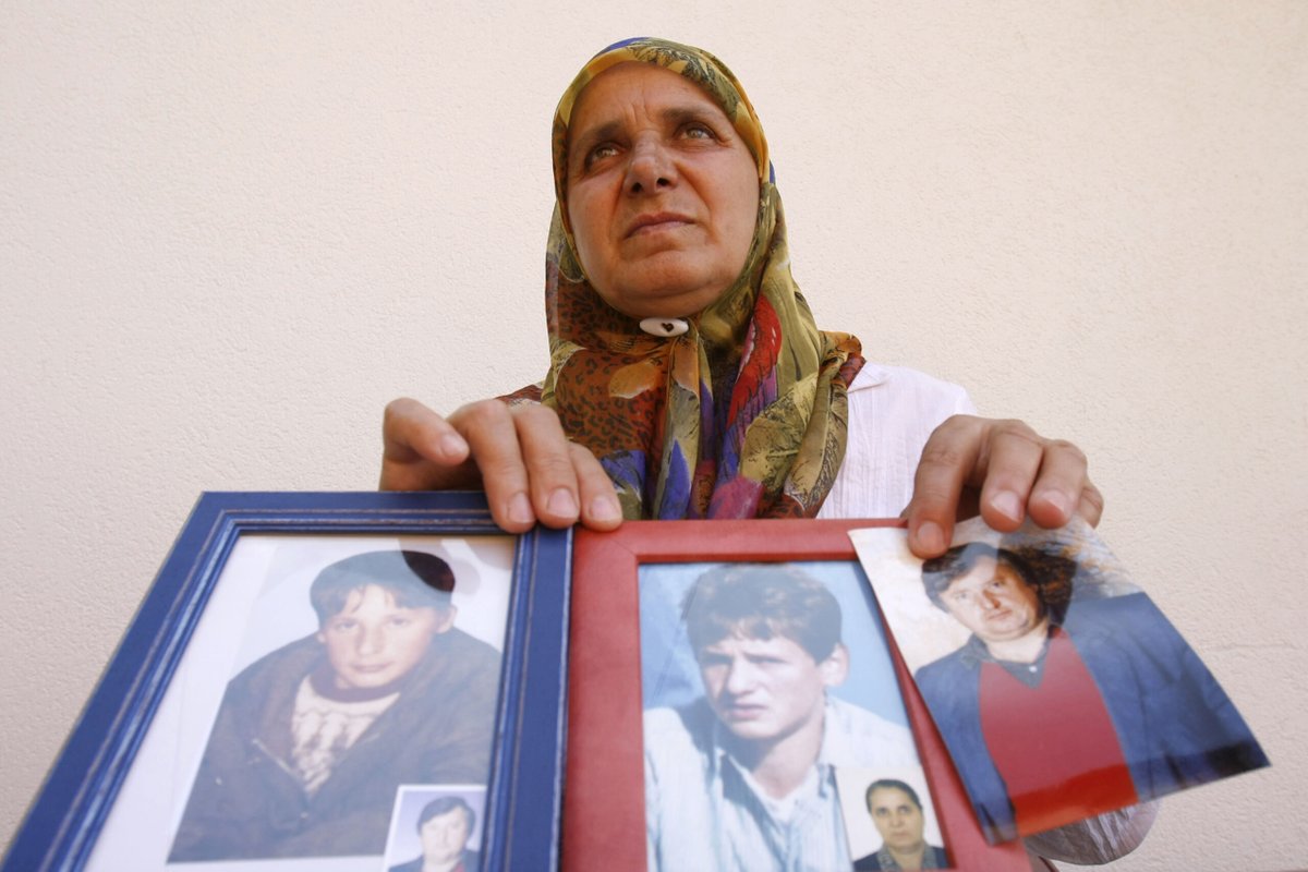 selbstzeugnisse's tweet photo. Anlässlich des 29. Jahrestags des Völkermords von Srebrenica haben wir heute einen neuen Beitrag zum Thema veröffentlicht. Sabina Ferhadbegović @UniJena stellt ein Foto von Hatidža Mehmedović vor, die in Srebrenica 1995 ihre Familie verlor.
🔗 https://t.co/fEkuLclSTv https://t.co/E3gTNLlZfd