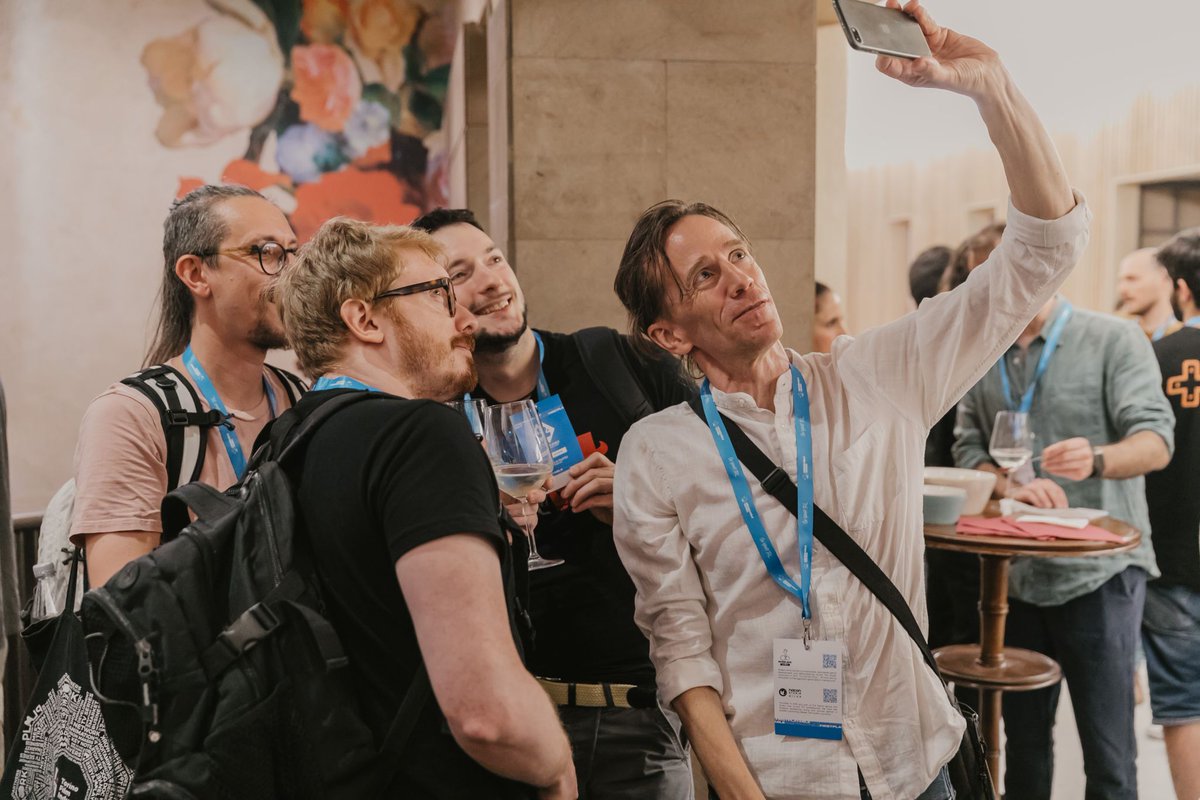 ppolsinelli's tweet photo. Clash of the good and the evil at #firstplayable 😍 - pic stolen from @IIDEAssociation
(@STUDIOEVIL @WeAreMuesli) https://t.co/ClpQsh3I1v
