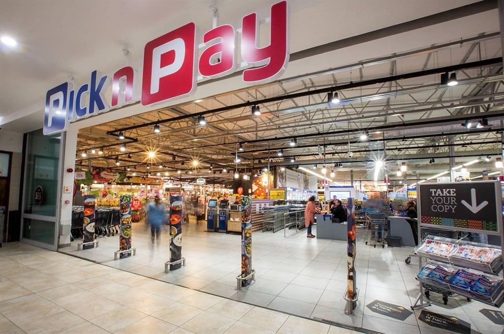 MarcoOlevano's tweet photo. #PICKNPAY #PIK #JSE #RIGHTSOFFER
Pick n Pay is finalizing a rights offer to raise ZAR4.0 billion.
🔴Existing shareholders will have the right to buy new Pick n Pay shares at a discount.
🔴The rights offer is fully underwritten by a group of banks.
🔴The new shares will represent about 33.8% of Pick n Pay's shares after the offer.
🔴The rights offer represents a discount of approx. 32.48% to the Theoretical ex-rights price calculated from Wed 10 July 2024 at R27.39 per share.
🔴Pick n Pay's largest shareholder has committed to buying up to ZAR1.011 billion of the new shares.
Rights offer details:
🔴The Rights Offer will consist of an offer of 252,206,809 renounceable rights to subscribe for new Pick n Pay ordinary shares ("Rights Offer Shares") in the ratio of 51.11 Rights Offer Shares for every 100 Pick n Pay ordinary shares held by Pick n Pay shareholders @ a subscription price of R15.86 per rights offer share.