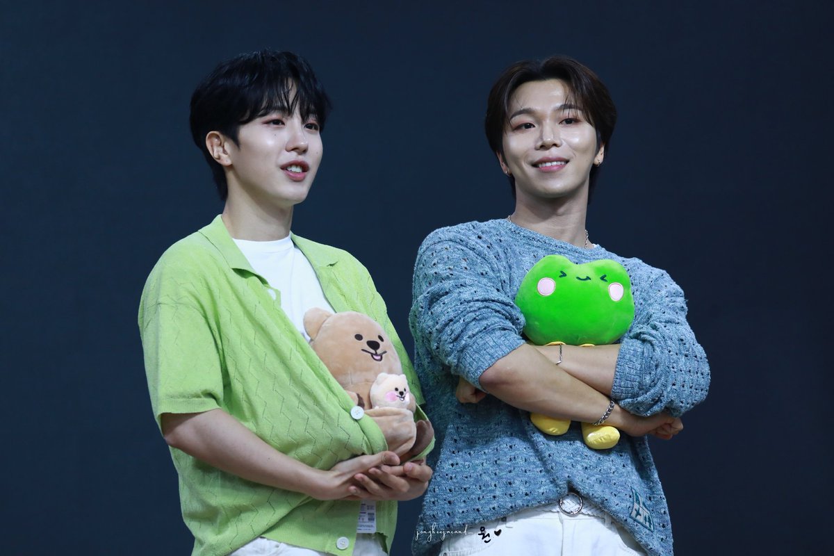 jongheejaeand_'s tweet photo. 240706
SEVENUS 메이크스타 대면 팬사인회
쿼카아빠와 개구리아빠
#SEVENUS #세븐어스 
#희재 #이레 #종희 
#HEEJAE #IREAH  #熙宰 #鐘熙
@heeeeeejae94
@ireahand_
-
照片禁止二改，轉載請標出處 https://t.co/zzOTQewkcP
