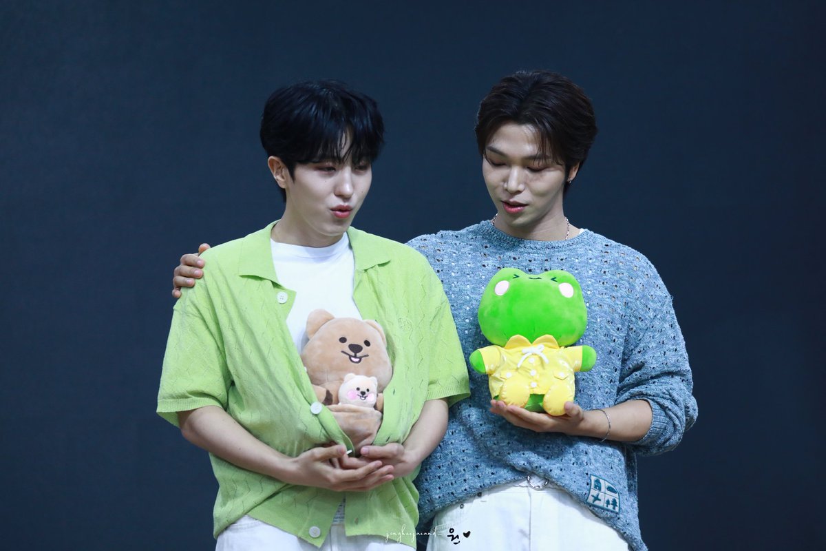 jongheejaeand_'s tweet photo. 240706
SEVENUS 메이크스타 대면 팬사인회
쿼카아빠와 개구리아빠
#SEVENUS #세븐어스 
#희재 #이레 #종희 
#HEEJAE #IREAH  #熙宰 #鐘熙
@heeeeeejae94
@ireahand_
-
照片禁止二改，轉載請標出處 https://t.co/zzOTQewkcP