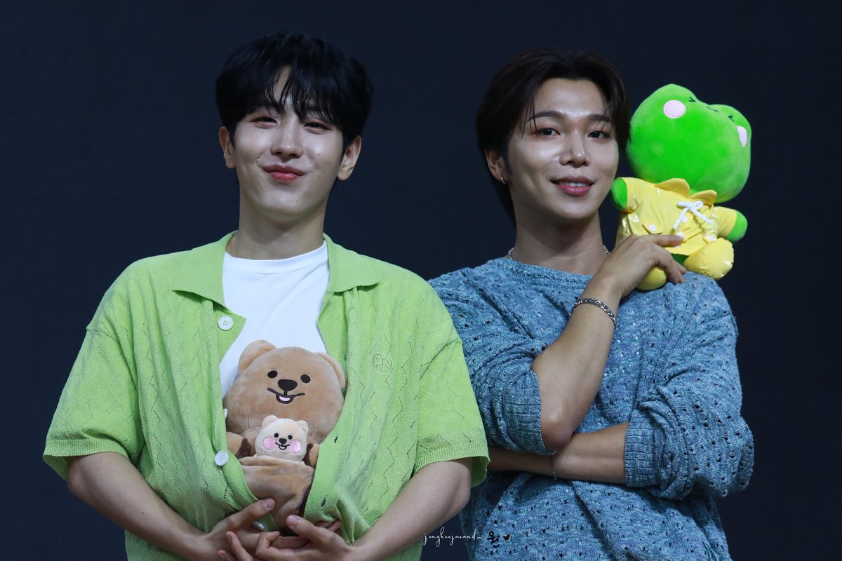 jongheejaeand_'s tweet photo. 240706
SEVENUS 메이크스타 대면 팬사인회
쿼카아빠와 개구리아빠
#SEVENUS #세븐어스 
#희재 #이레 #종희 
#HEEJAE #IREAH  #熙宰 #鐘熙
@heeeeeejae94
@ireahand_
-
照片禁止二改，轉載請標出處 https://t.co/zzOTQewkcP