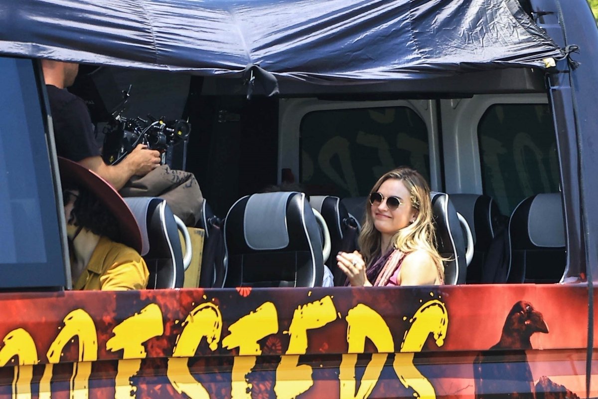 LilyJames_Fr's tweet photo. NEW | #LilyJames sur le tournage de 'Swiped' à Pasadena (09/07/2024) : https://t.co/K7KgppnB8w https://t.co/JLJT7JXWnp
