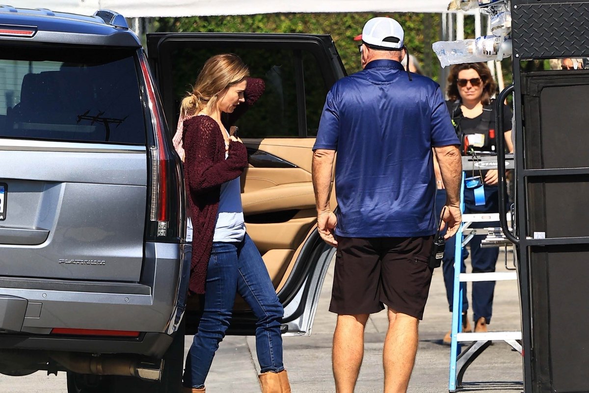 LilyJames_Fr's tweet photo. NEW | #LilyJames sur le tournage de 'Swiped' à Pasadena (09/07/2024) : https://t.co/K7KgppnB8w https://t.co/JLJT7JXWnp