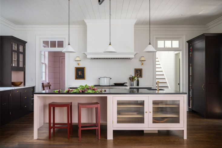 DustinMPeyser's tweet image. Kitchen of the Week: English Elegance Meets Southern Charm in Nashville dlvr.it/T9RfN8 #KitchenoftheWeek #EatinKitchens #KitchenDesign #Kitchens