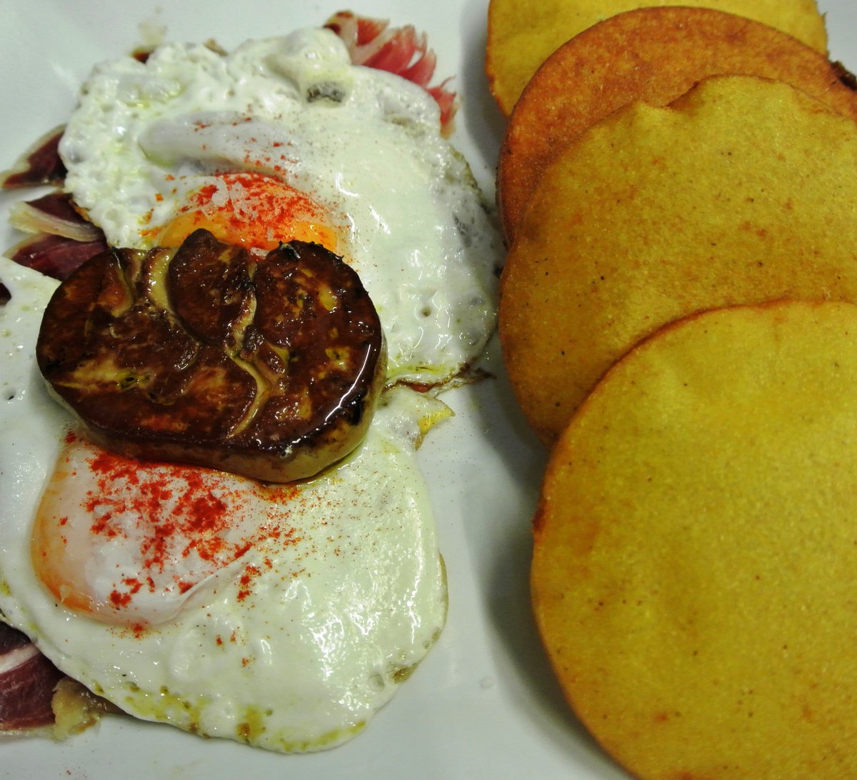 ElRequexu's tweet photo. 📷 Tortos de maíz con foie, huevos fritos y jamón ibérico.
📍 Avenida de la Costa, 30 en #Gijón
☎️ Reservas: 984395520
Más información: https://t.co/9gJvuNxULr
#sidrería #sidreríaenGijón #tortos #comerenGijón https://t.co/SSNLqsMvLa